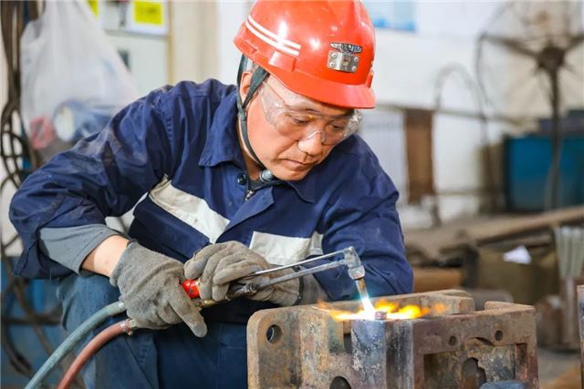 炎炎烈日下，新矿集团邱集煤矿职工张杰在机修车间积极开展修旧利废工作，为旧物换“新衣”，用实际行动为矿井降本增效度危求进贡献一份力量。（薛淑洁）.jpg