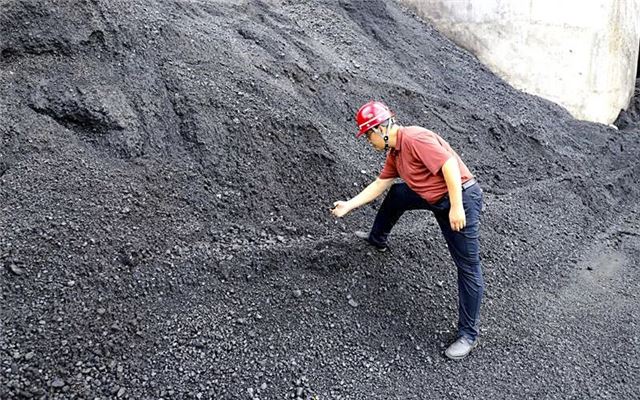 37℃闷热天气下，营贸公司新汶分公司驻矿营销部主任郇昌俊正俯身于煤堆前。热浪阵阵袭来，他却全然不顾，仔细检查每一处细节，以专业与坚守牢牢把控煤炭质量，为每一批次煤炭的品质交付筑牢第一道防线，在酷暑中践行着销售环节的质量承诺。.jpg